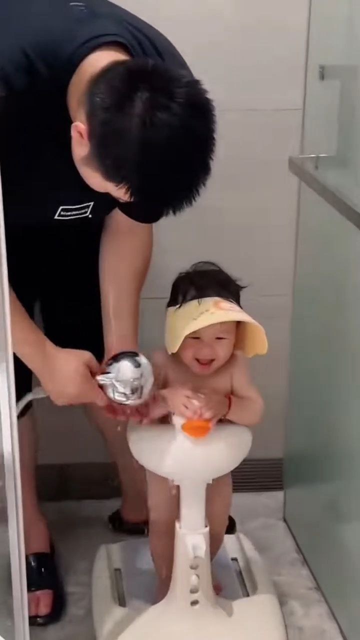 Adjustable Baby Bath & Shower Stand with Support Ring - Image 3