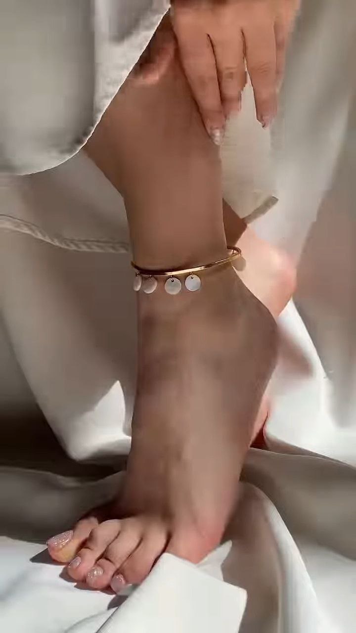 Elegant Gold-Tone Coin Charm Anklet - Image 2